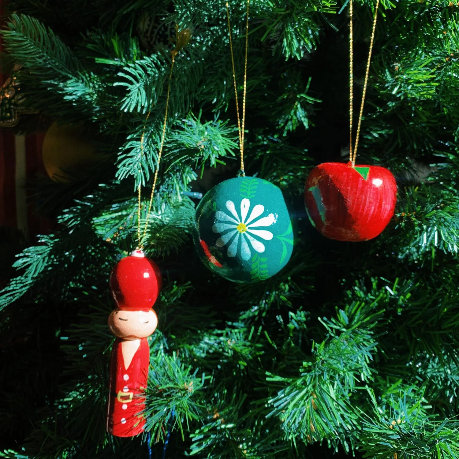 Håndmalet æble juleophæng - rød - Image 3