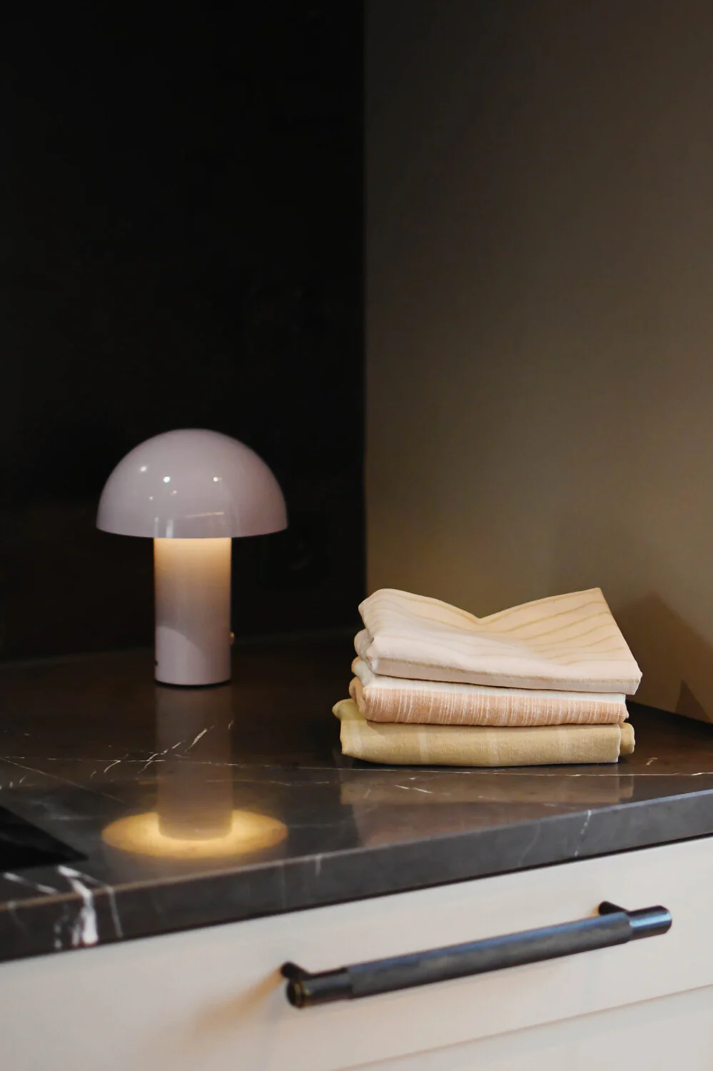 Glossy Mushroom LED bordlampe, lilla - H21,5 cm. - Image 4