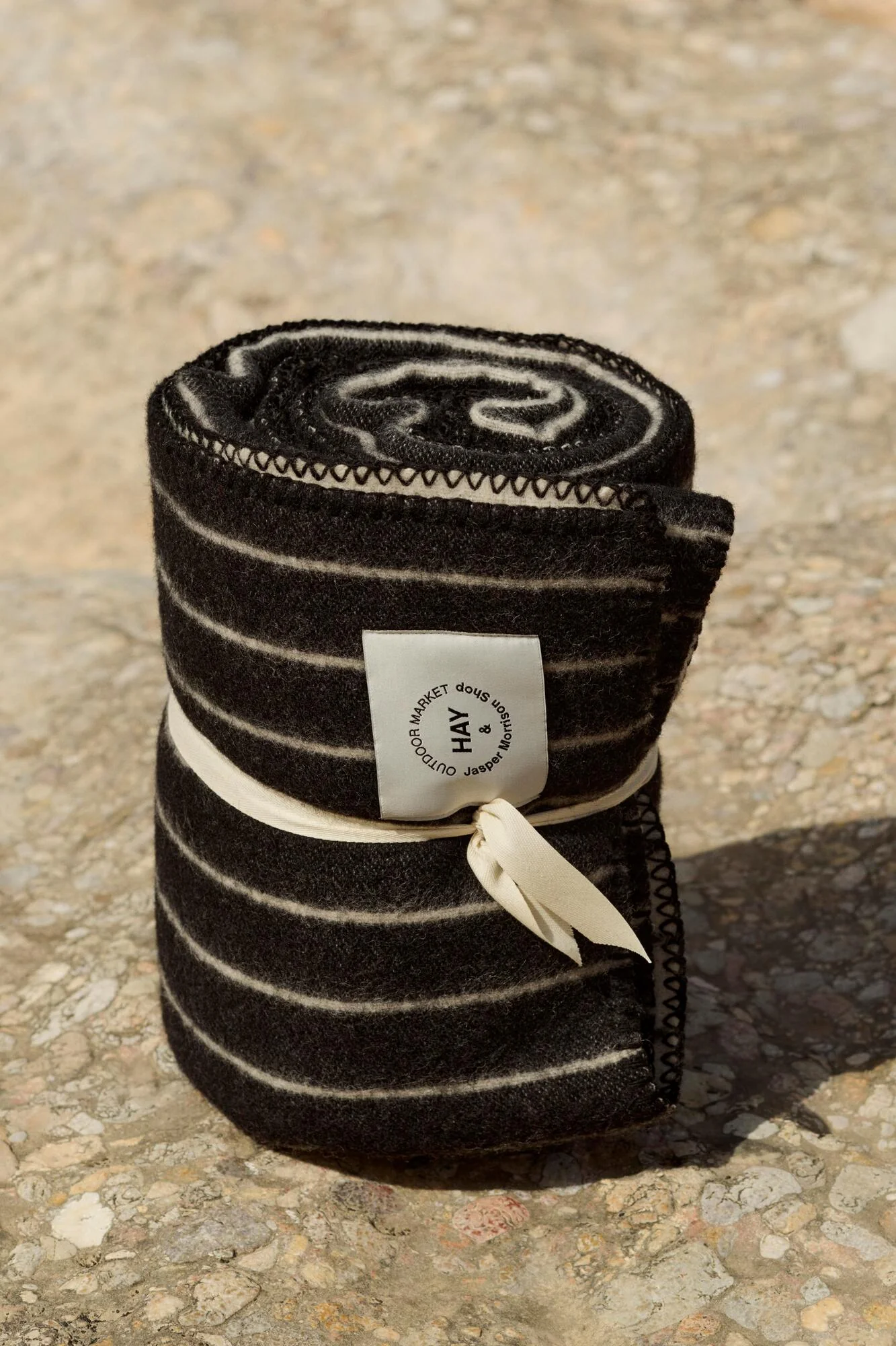 x Jasper Morrison tæppe - Black with beige stripe