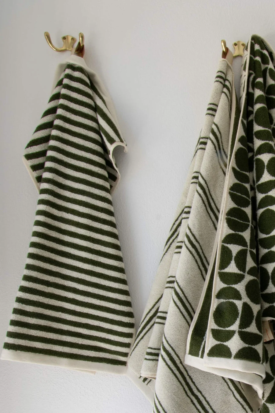 Pinstripe håndklæde, Alpine Moss/Cream - 45x65 cm - Image 2