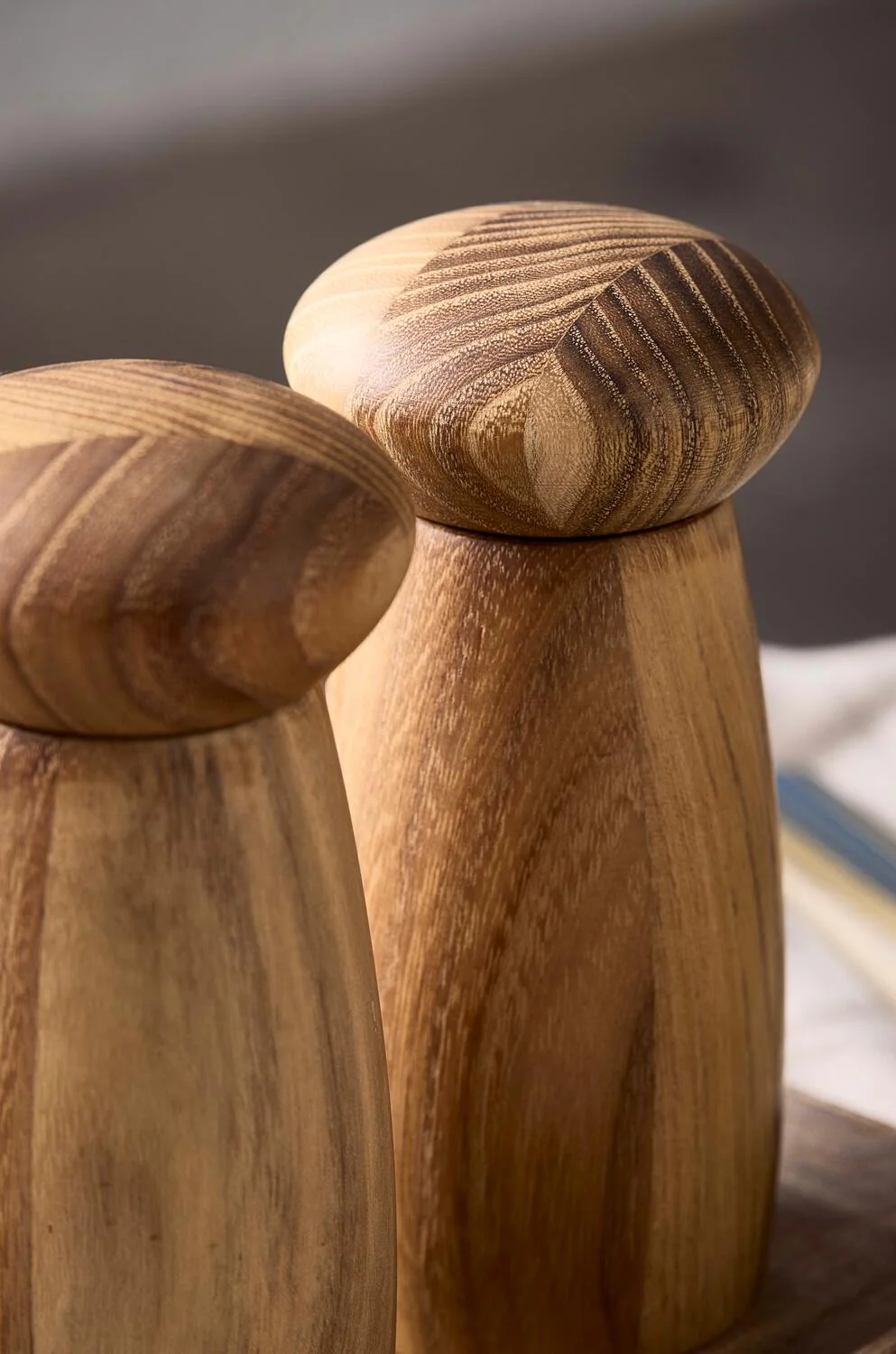 Keramisk salt- og peberkværn med bakke - Teak - Image 3