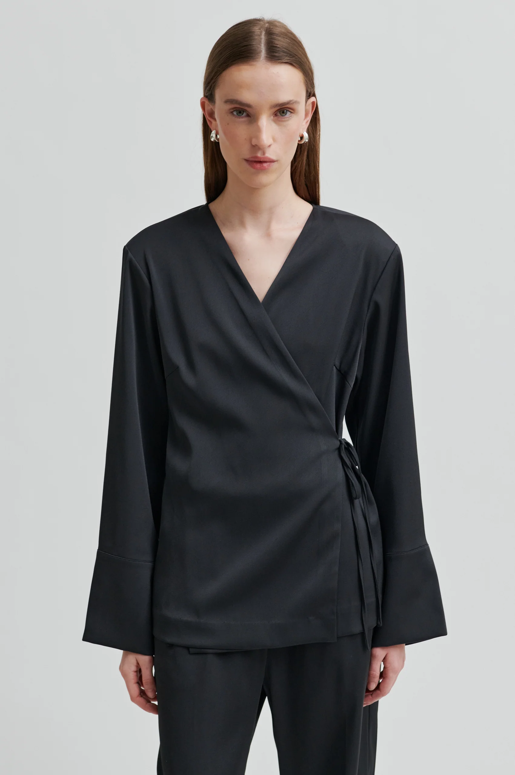 Glari Wrap bluse - Black Sand