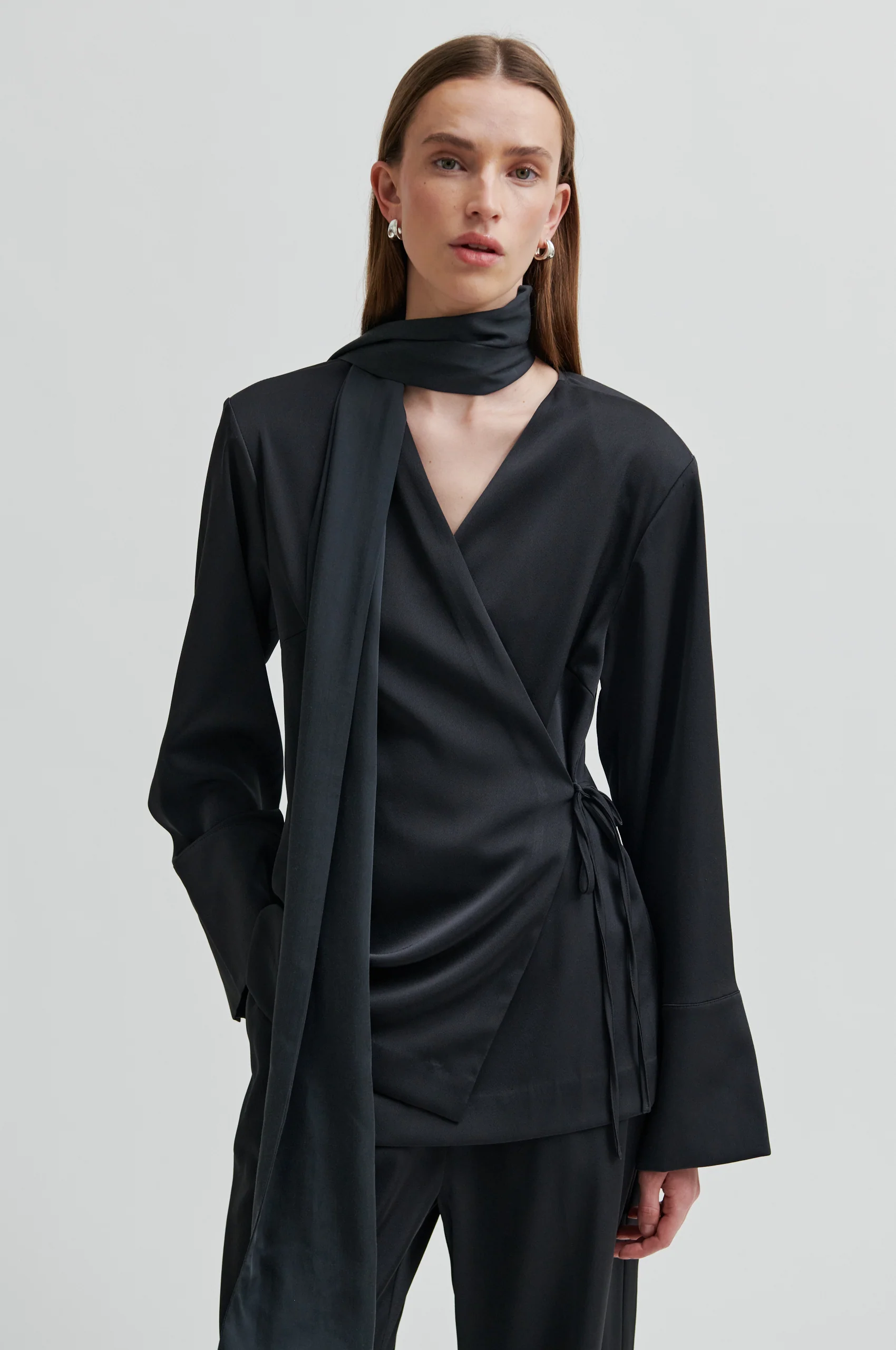 Glari Wrap bluse - Black Sand - Image 8
