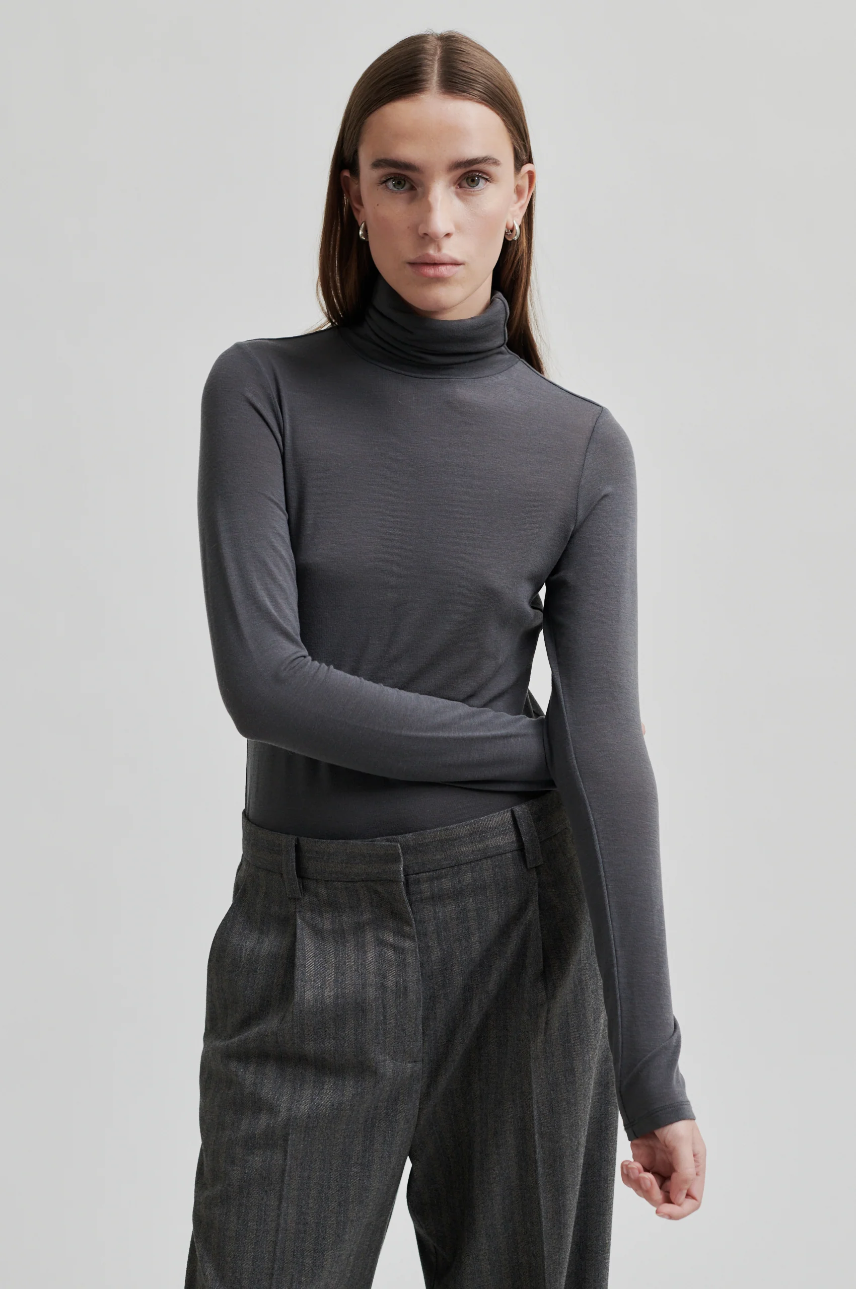 Matima T-Neck langærmet t-shirt - Volcanic Ash - Image 3