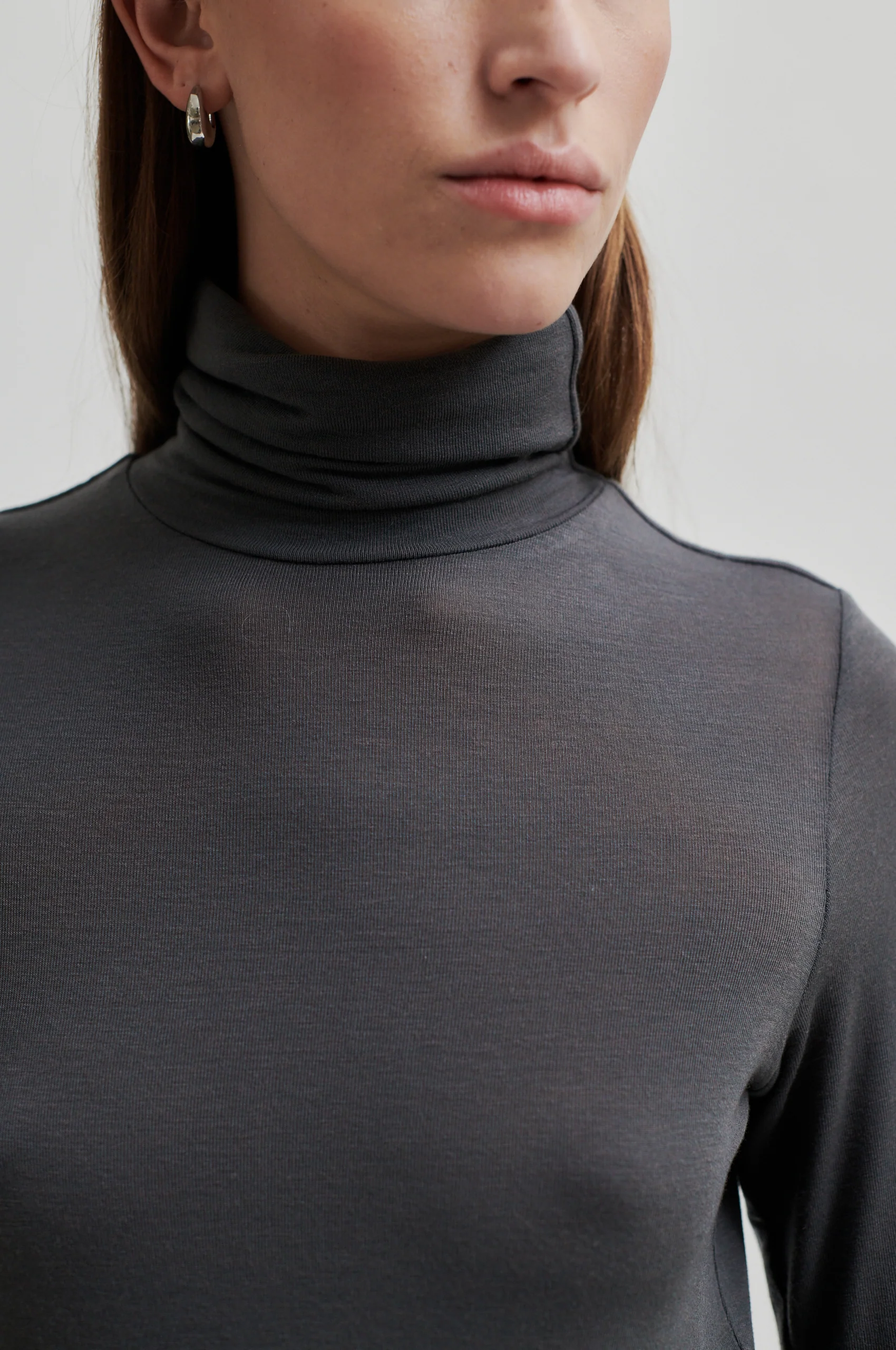 Matima T-Neck langærmet t-shirt - Volcanic Ash - Image 5