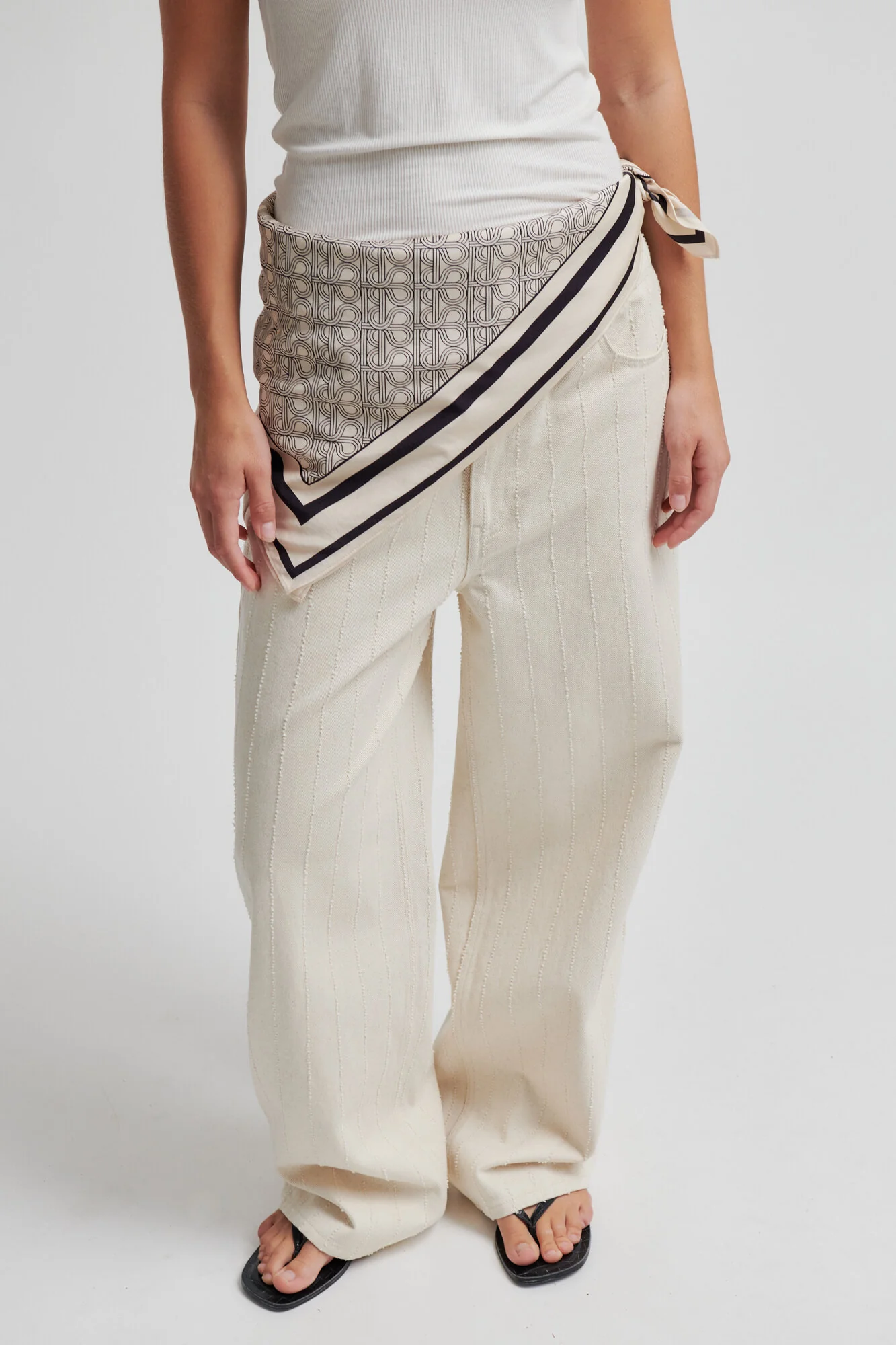 Monogram tørklæde - Whitecap Gray - Image 6