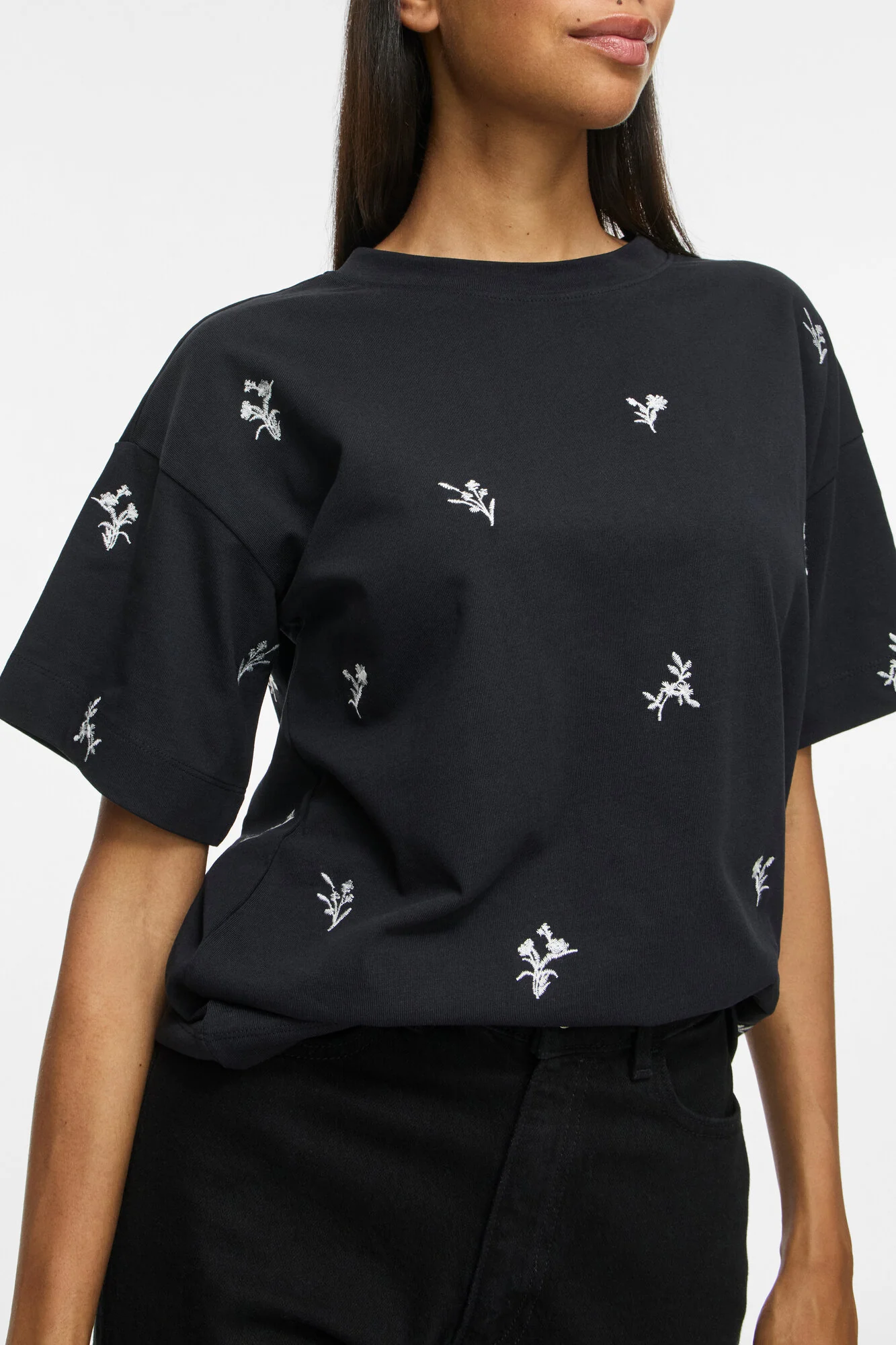 Vimonie Flower Emb t-shirt - Black Beauty - Image 4