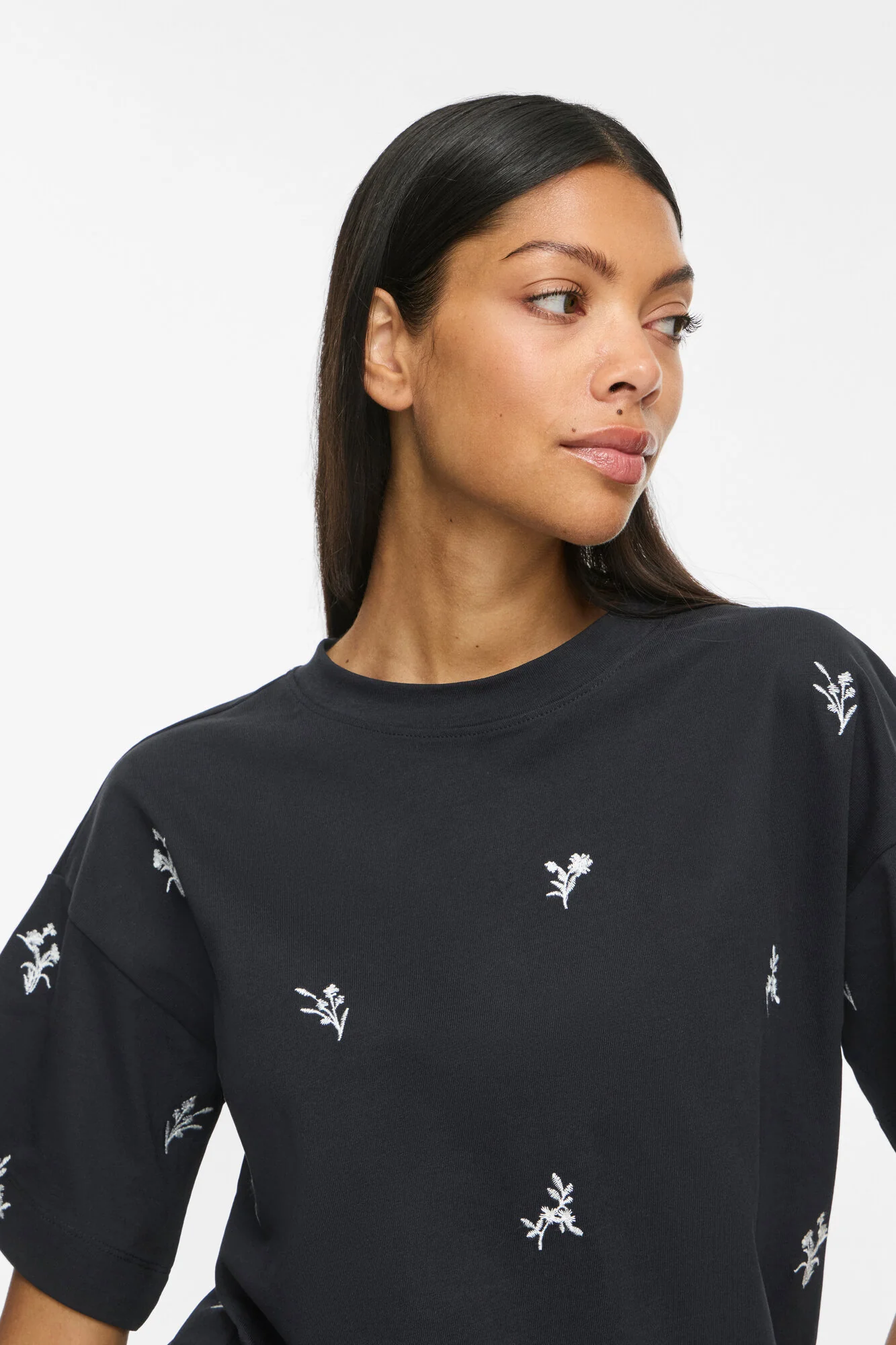Vimonie Flower Emb t-shirt - Black Beauty - Image 6