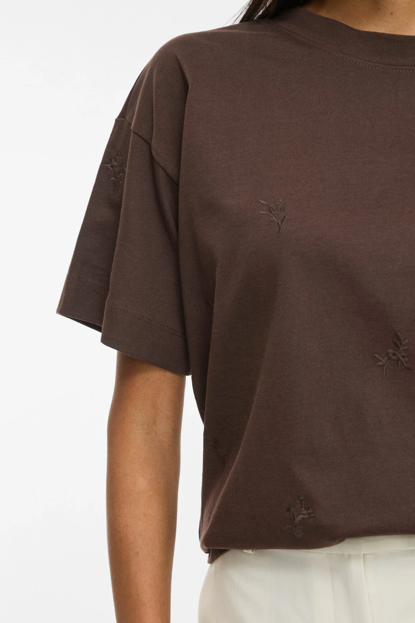 Vimonie Flower Emb t-shirt - Coffee Bean - Image 5